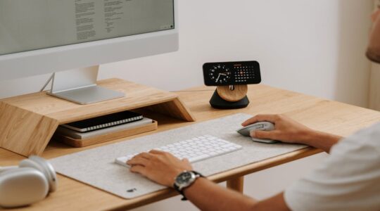 Kleines Home Office im Schlafzimmer: Arbeitsplatz integrieren, ohne dass der Raum unruhig wirkt