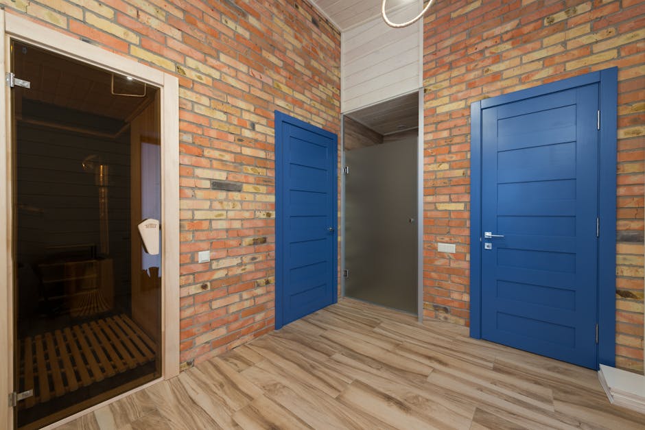 Lamellenpaneele als Garderobe im Flur: schlanke Wandlösung für Jacken, Taschen und Kabel