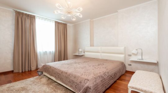Schlafzimmer ohne Nachttisch: 14 Alternativen für mehr Platz, weniger Staub und bessere Abläufe