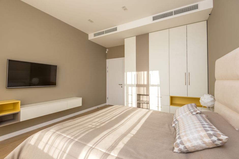 Schlafzimmer ohne Nachttisch: 14 Alternativen für mehr Platz, weniger Staub und bessere Abläufe